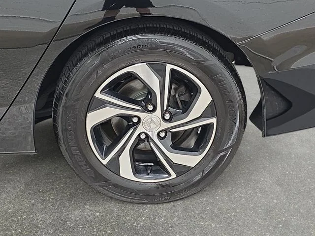 Used 2017  Honda LX image 32
