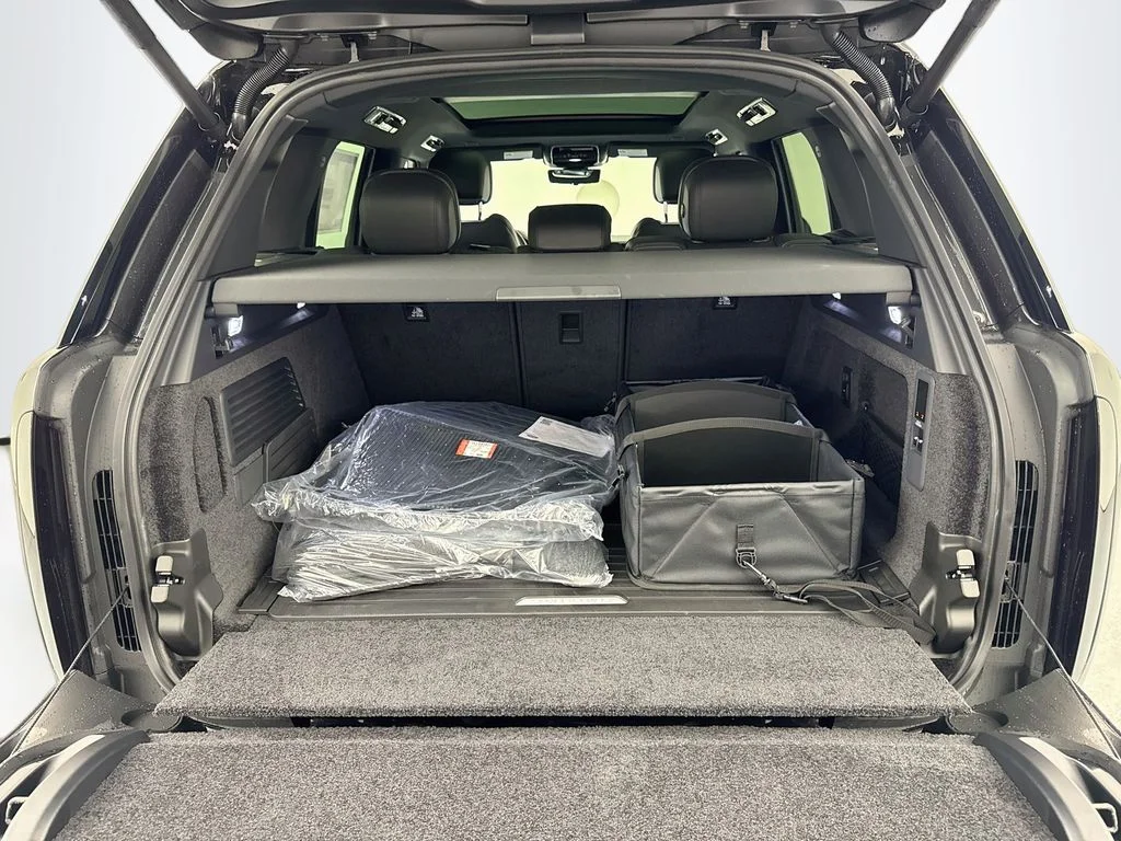 New 2026 Carpathian Grey Land Rover SE image 27