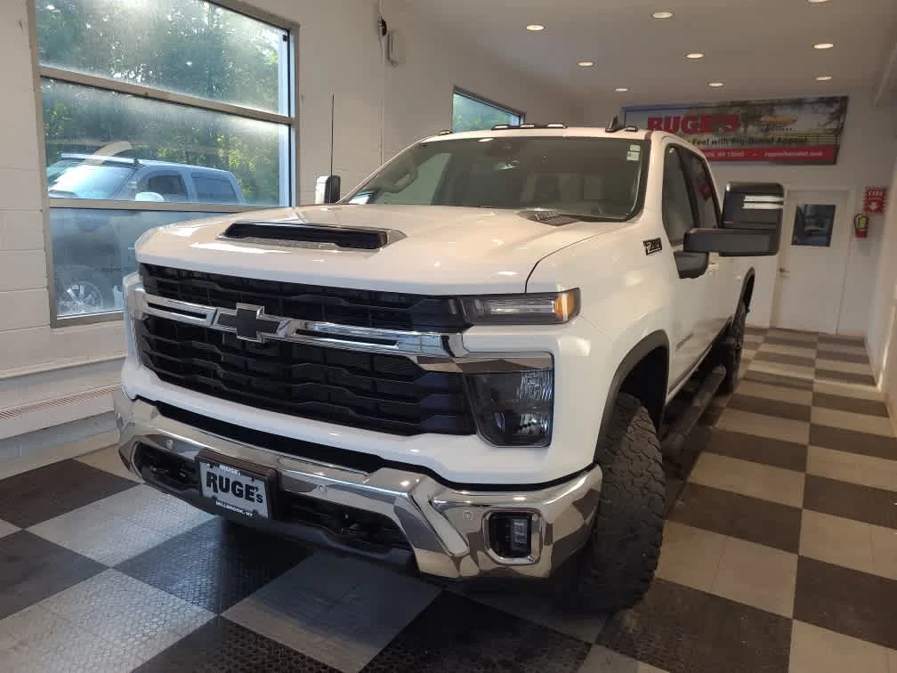 Used 2025 Summit White Chevrolet LT image 2