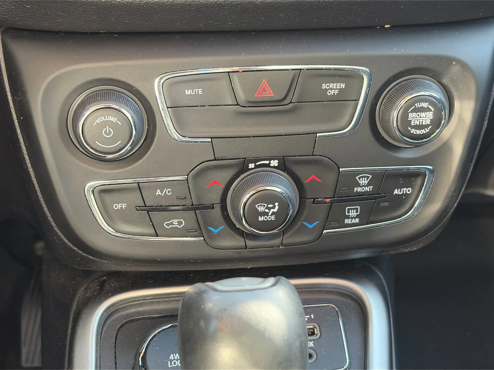 Used 2020 Diamond Black Jeep Latitude image 20