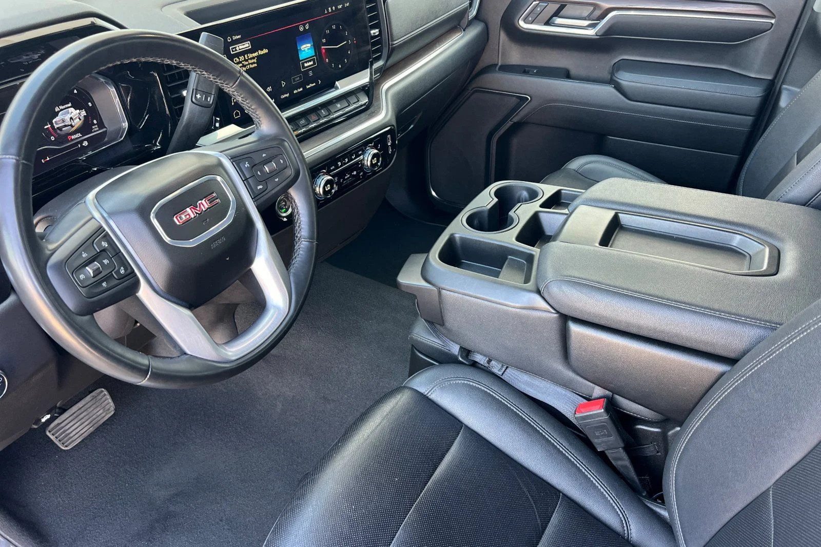 Used 2024 White GMC SLT image 10