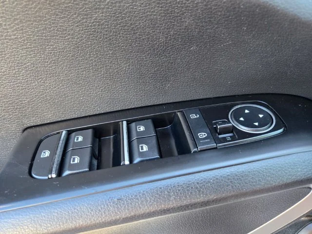 Used 2020 White Kia LX image 34