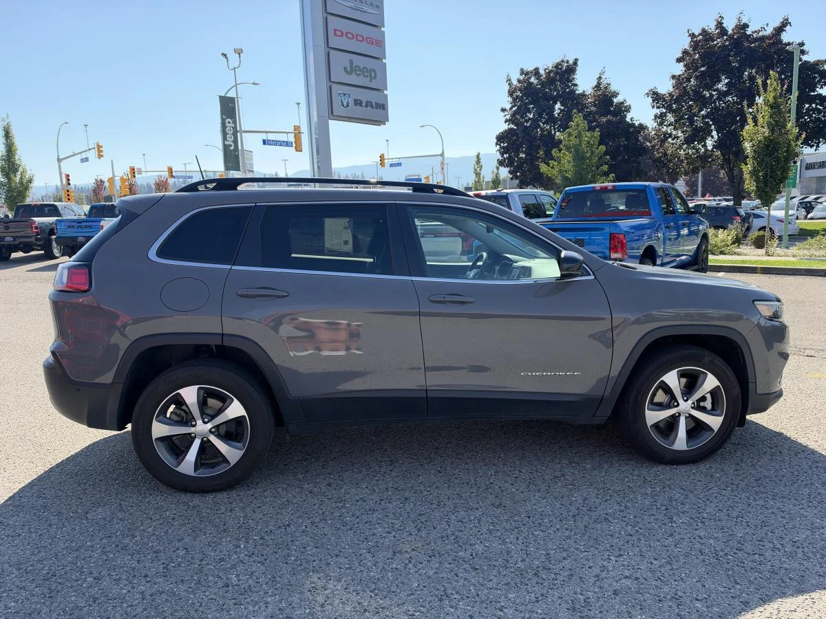 Used 2022 Grey Jeep Limited 4x4 image 9