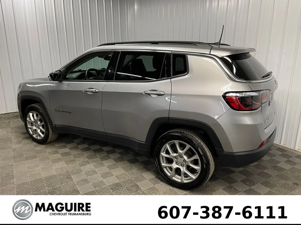Used 2022 Silver Jeep Latitude Lux image 6