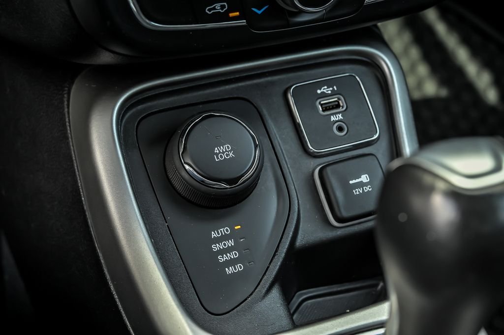 Used 2020 Silver Jeep Latitude image 28