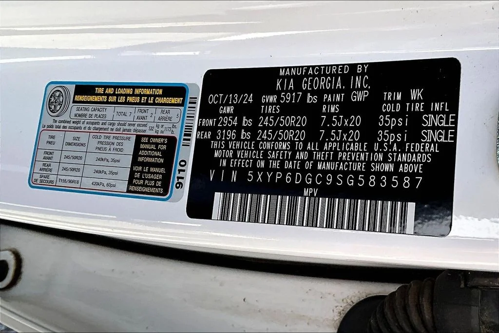 Used 2025 White Kia S image 18