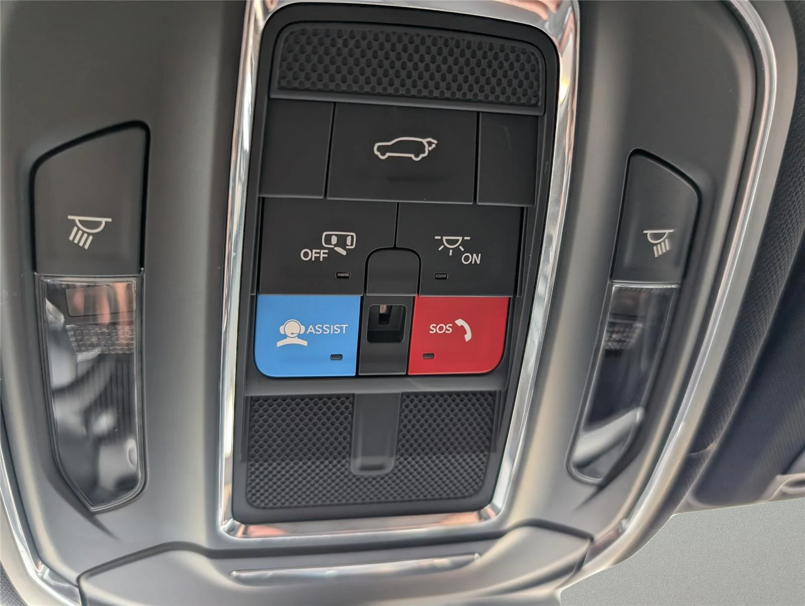 Used 2024 Diamond Black Crystal Pearlcoat Jeep Laredo image 12