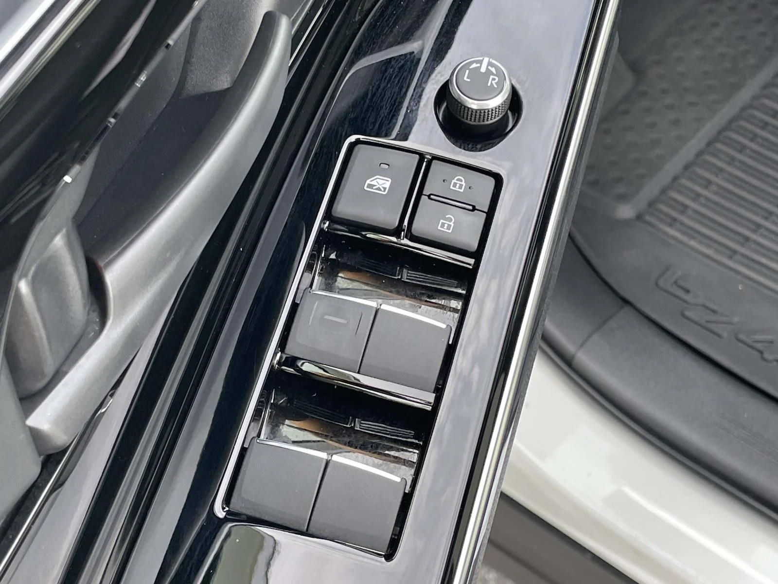 Used 2023 Wind Chill Pearl Toyota Limited image 6