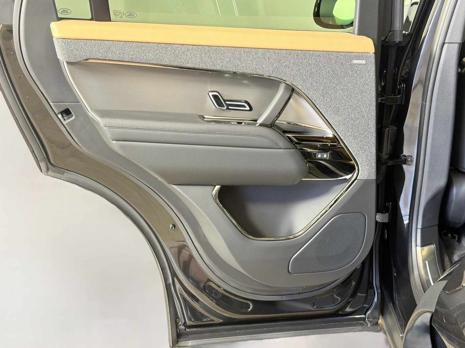New 2026 Santorini Black Land Rover Dynamic SE image 26