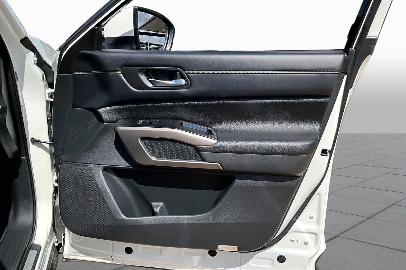 Used 2022 Pearl White Tricoat Nissan Platinum image 26