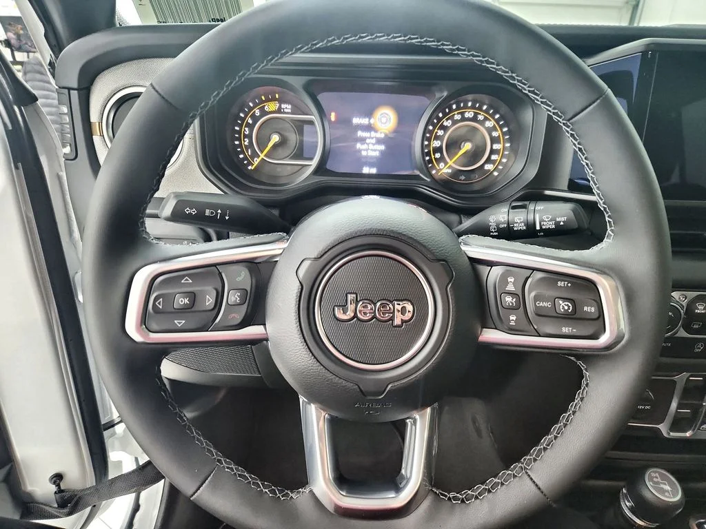 New 2026 Bright White Clear-Coat Exterior Paint Jeep Sahara image 22