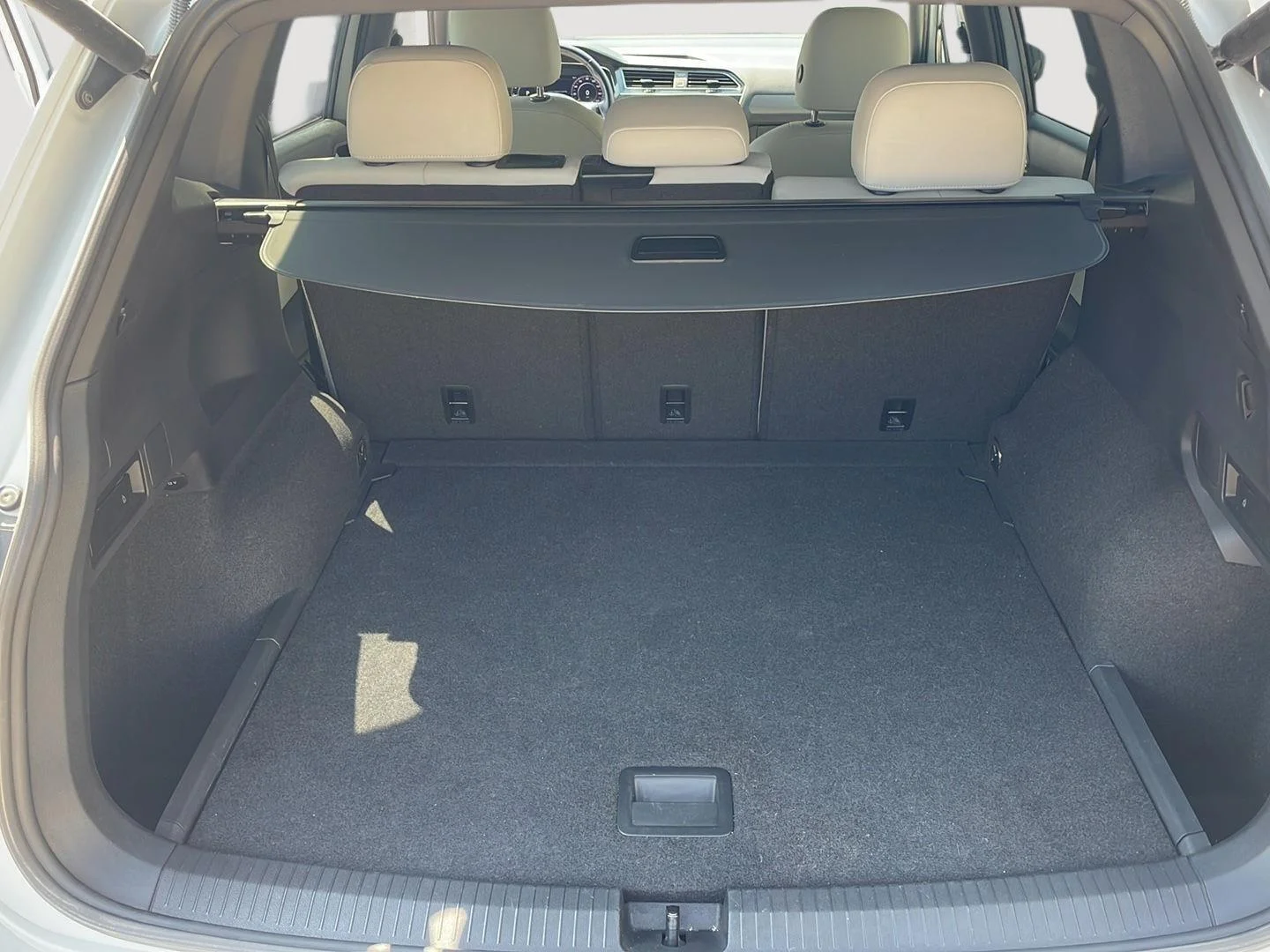 Used 2019 White Silver Metallic Volkswagen SEL image 7