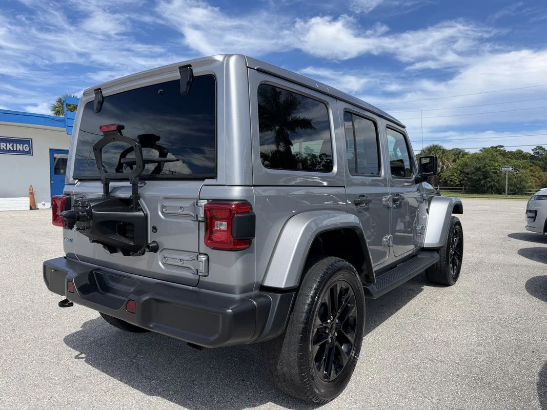 Used 2021  Jeep Unlimited Sahara image 4