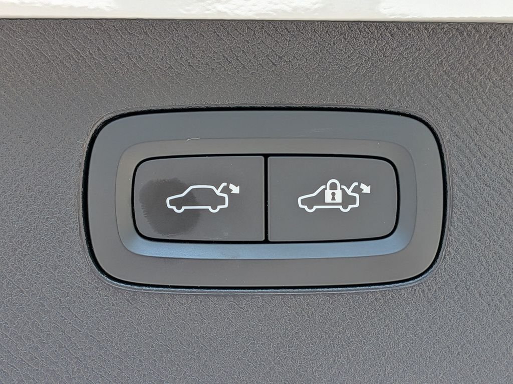 Used 2023  Volvo T8 Core Bright Theme image 34