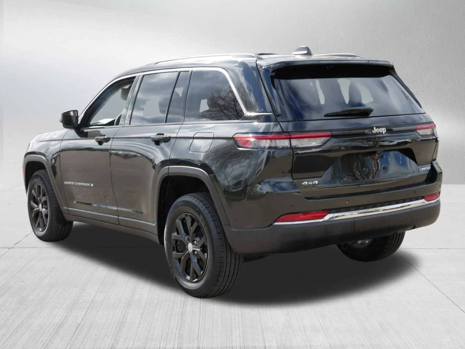 Used 2023 Rocky Mountain Pearlcoat Jeep Limited image 5