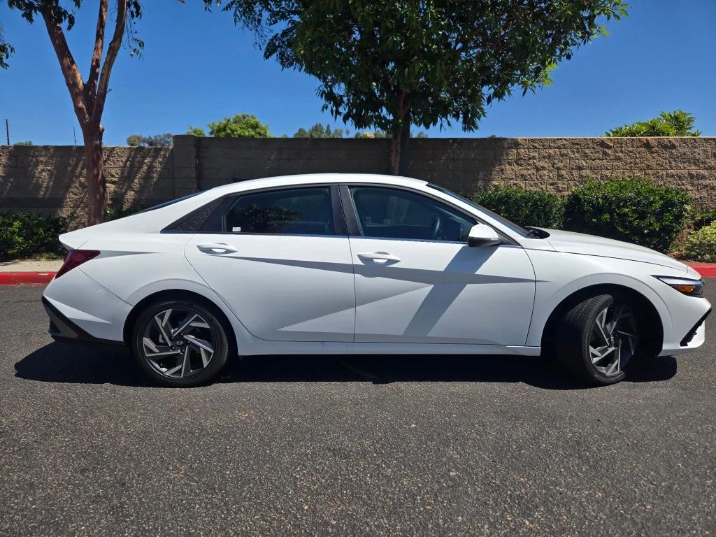 Used 2025 White Hyundai Limited image 6