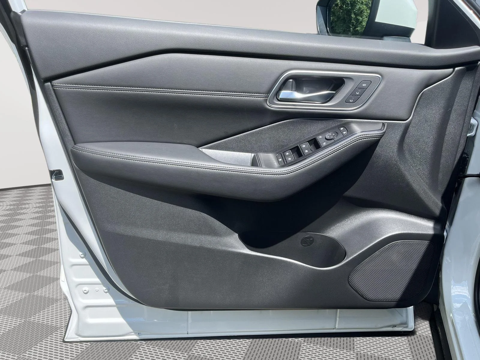 New 2026 Everest White Pearl TriCoat Nissan Platinum image 22