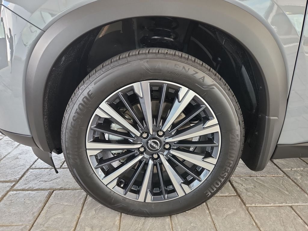 New 2026 Boulder Gray Pearl / Super Black Two-tone Nissan Platinum image 24