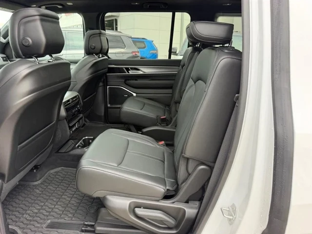 New 2026 Bright White Clear-Coat Exterior Paint Jeep Upland image 10