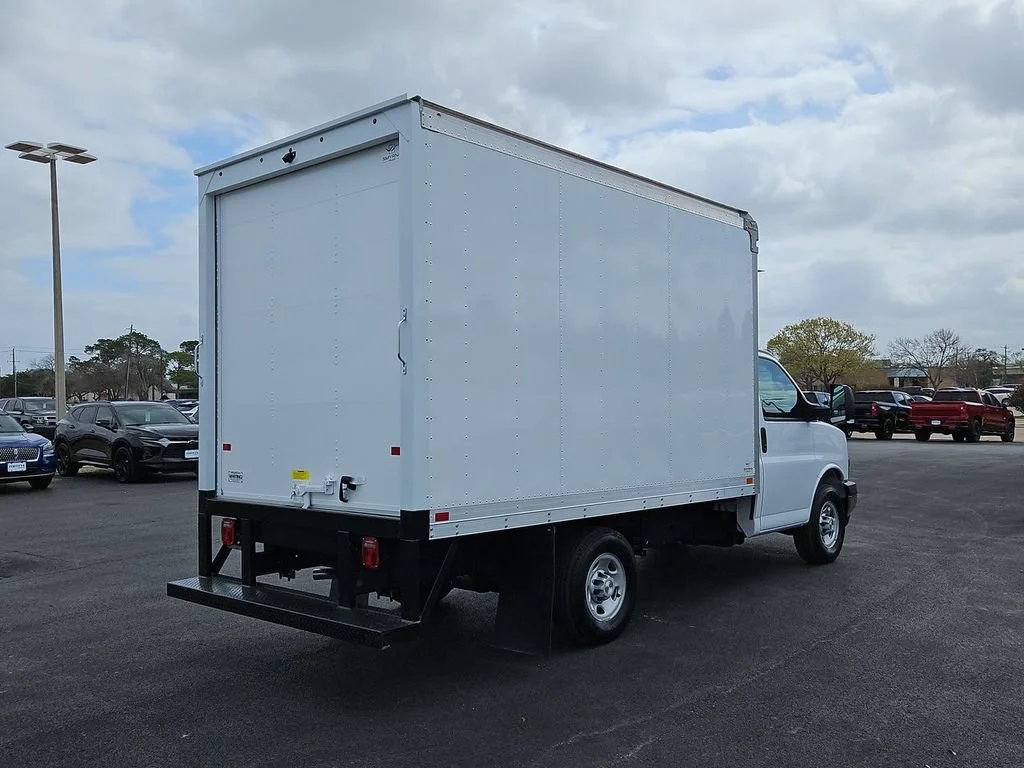 New 2025 Summit White Chevrolet 1WT image 17
