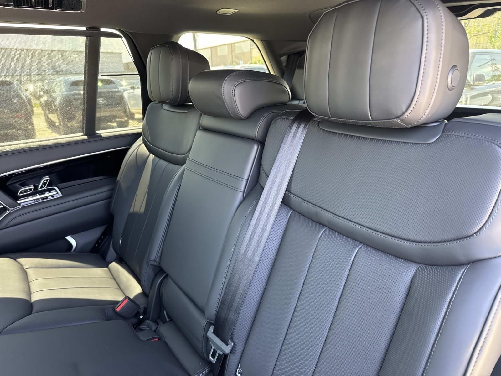 New 2026 Santorini Black LAND ROVER SE 7 Seats image 8