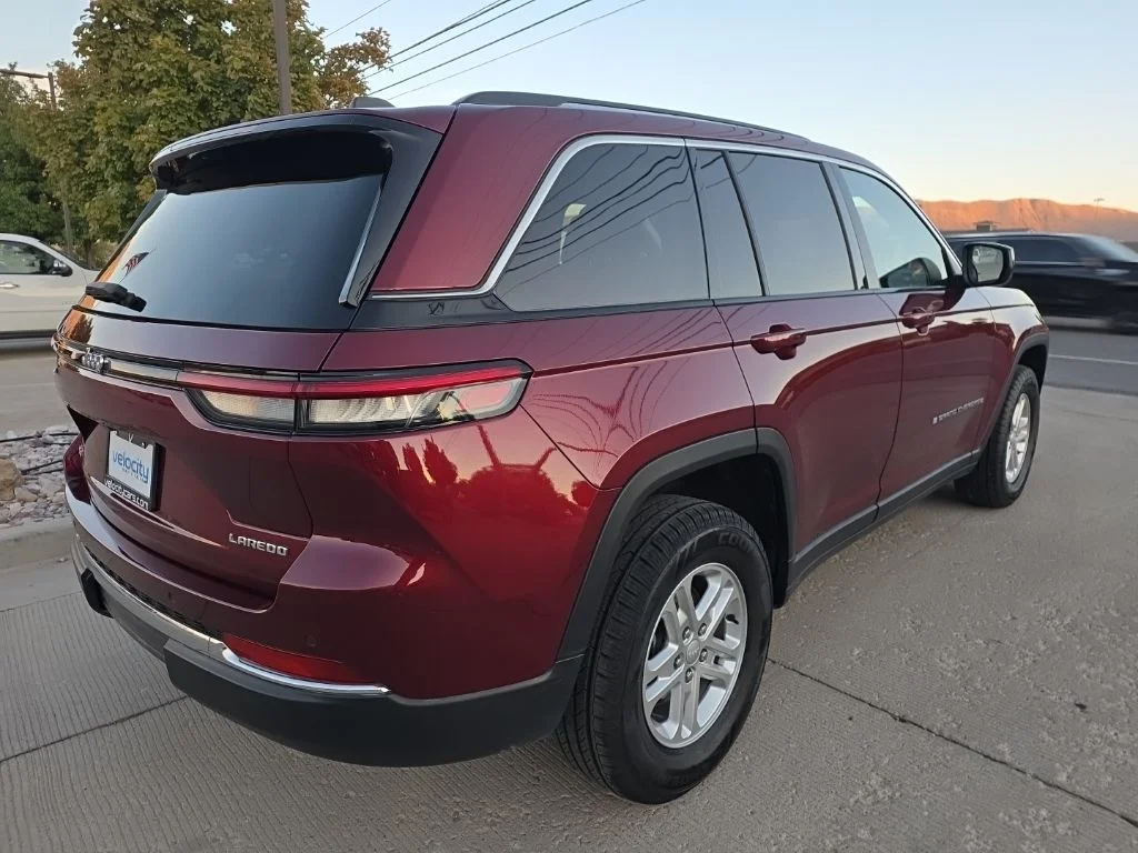 Used 2023 Red Jeep Laredo image 3