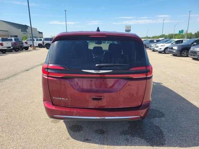 Used 2023 Velvet Chrysler Touring L image 23