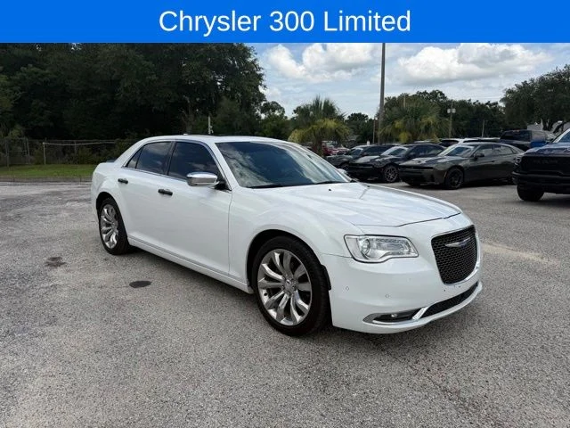 2018 Chrysler 300 Limited's photo
