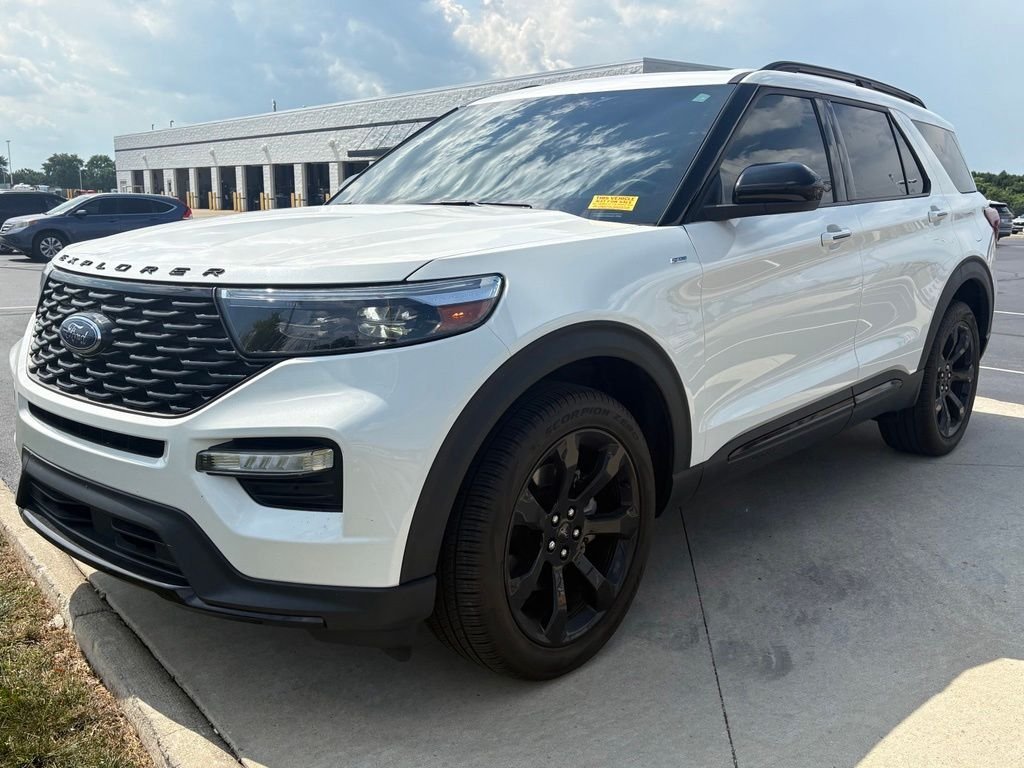 Used 2024 White Metallic Ford ST-Line image 3