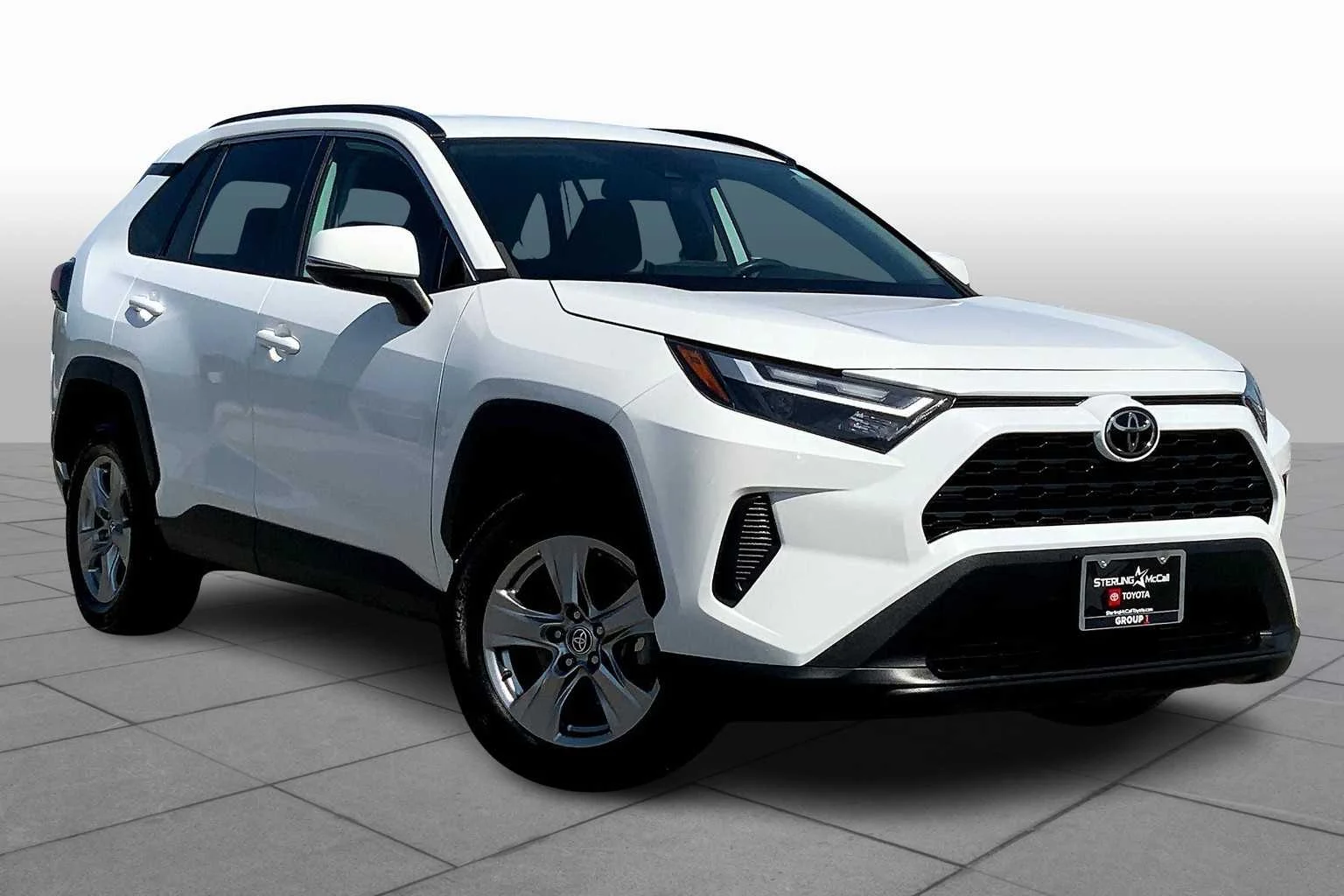 Used 2022 White Toyota XLE image 3