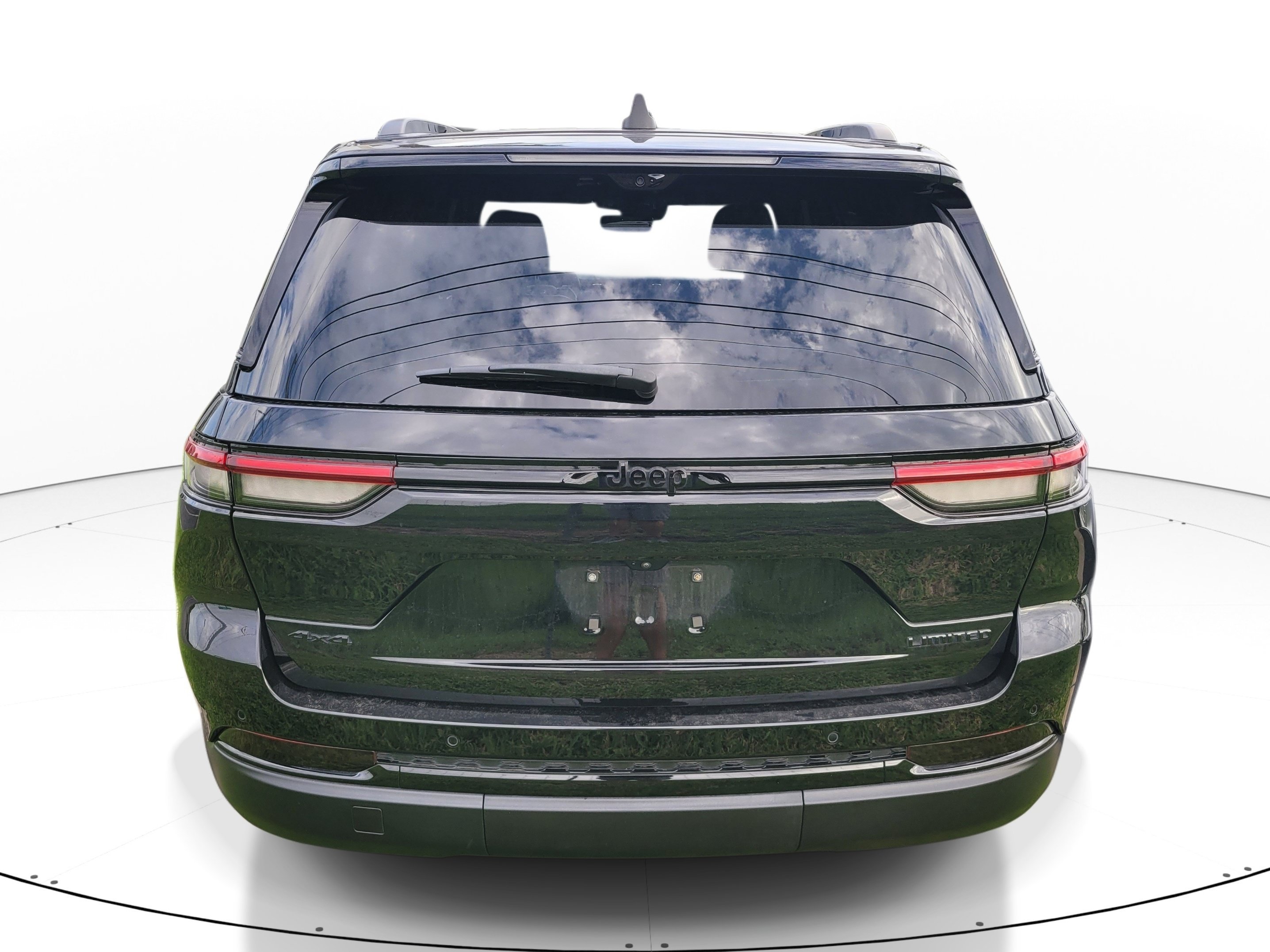 Used 2024 Diamond Black Crystal Pearlcoat Jeep Limited image 5