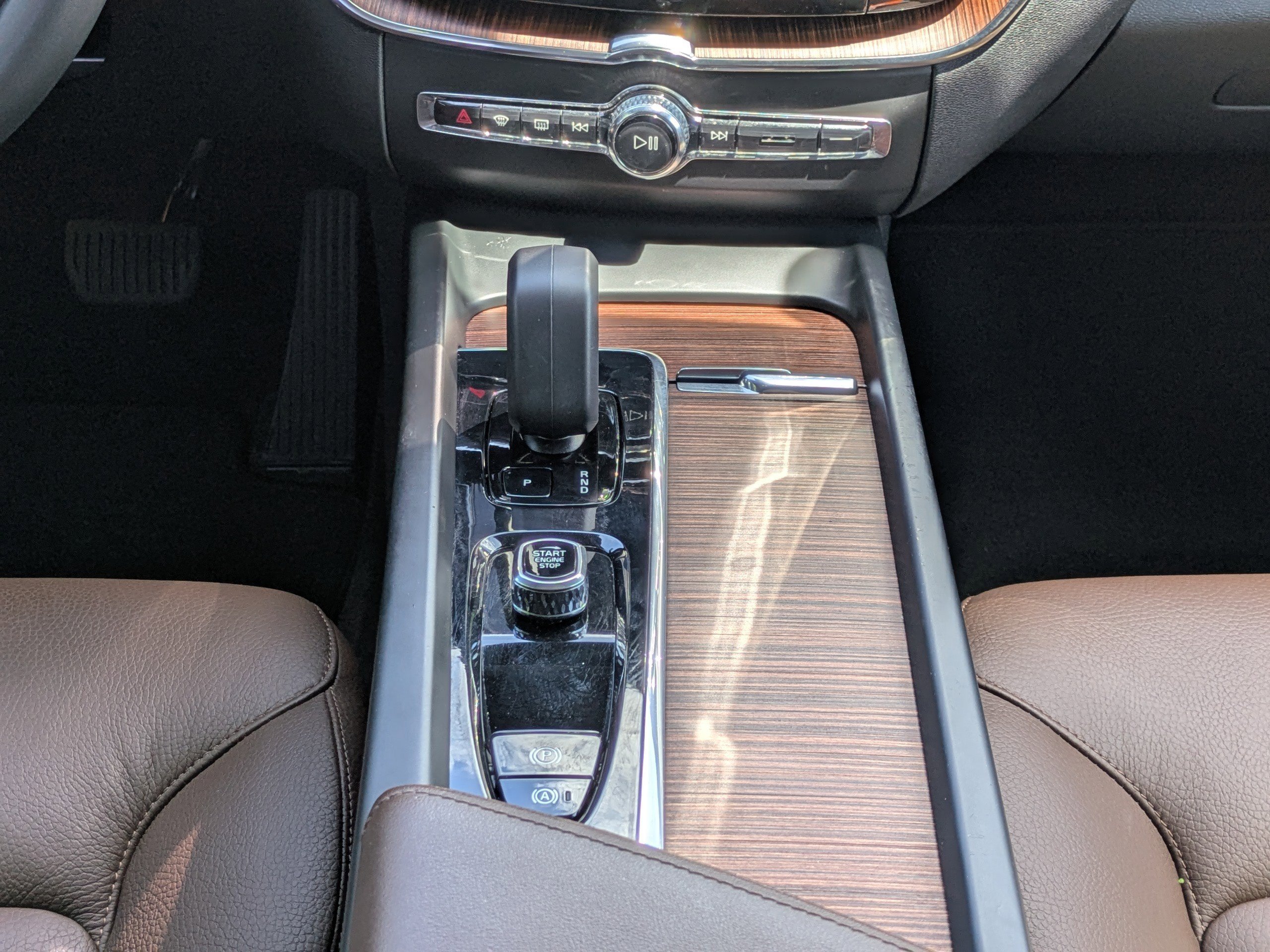 Used 2024 Crystal White Metallic Volvo Plus Dark Theme image 16