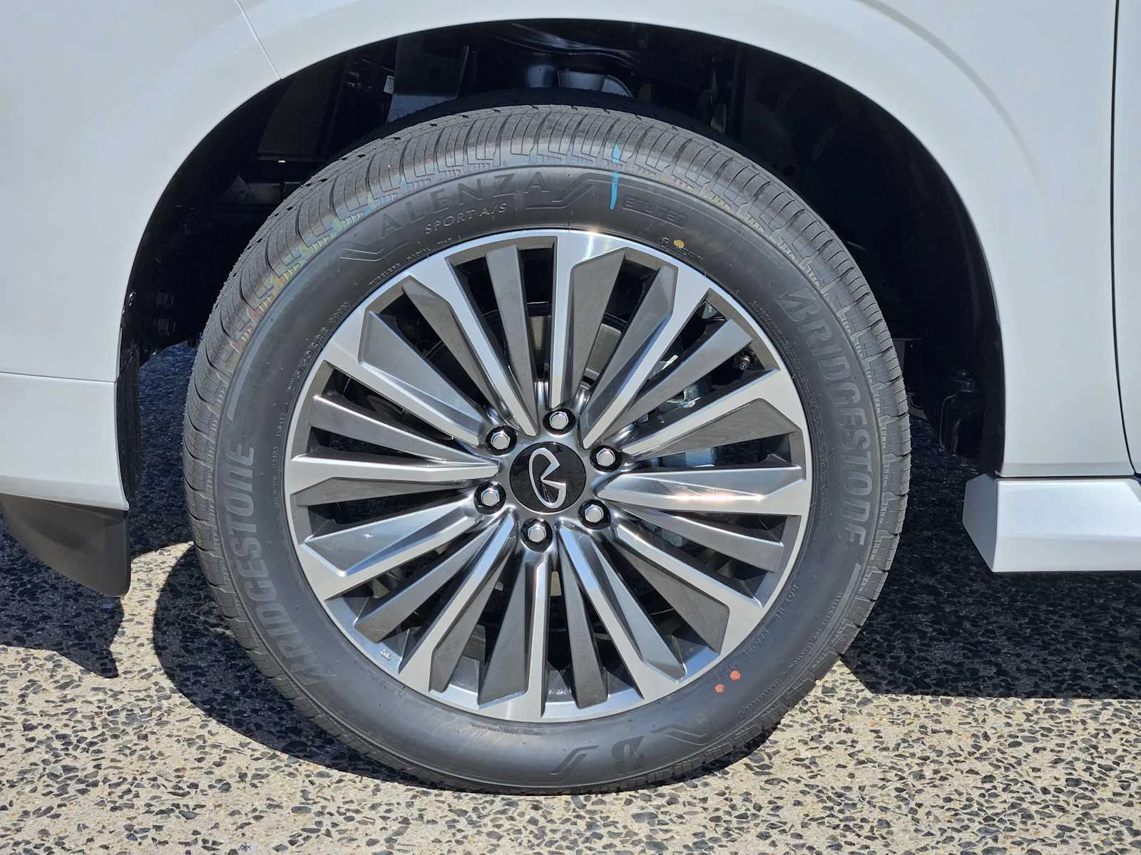New 2027 RADIANT WHITE INFINITI Luxe 4WD image 7