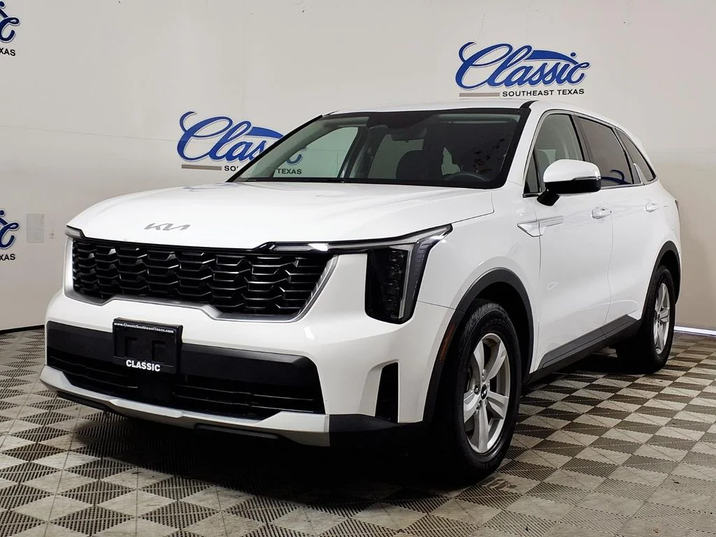 Certified Used 2025 White Kia LX image 5