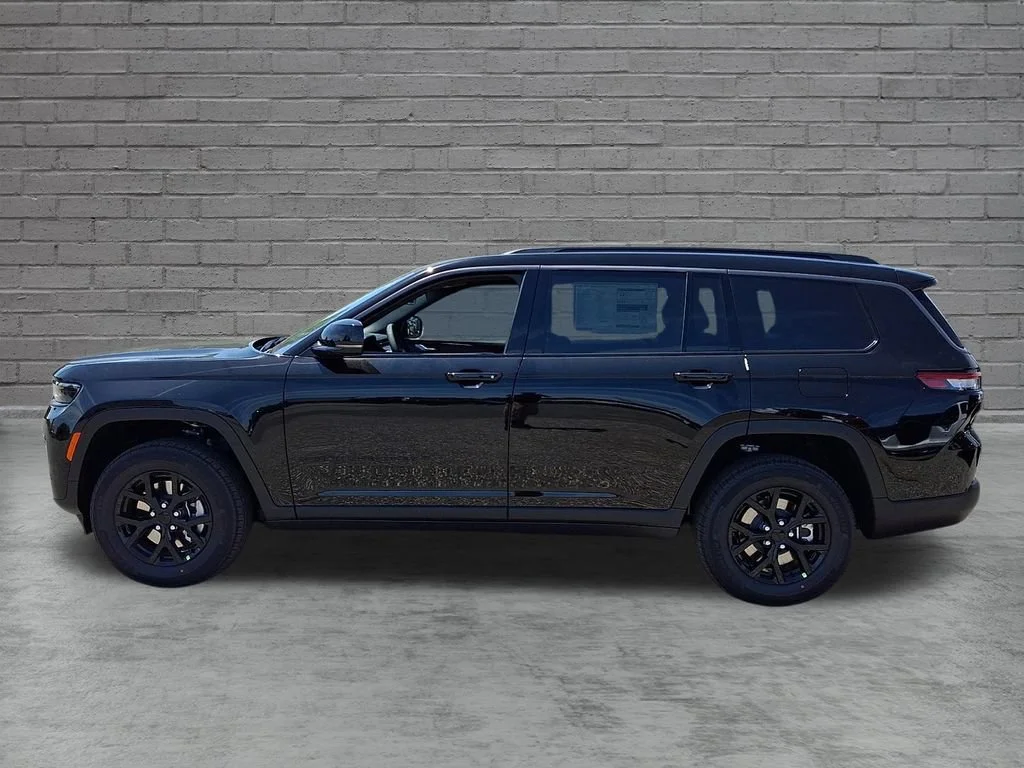 New 2026 Diamond Black Crystal Pearlcoat Jeep Laredo Altitude image 5
