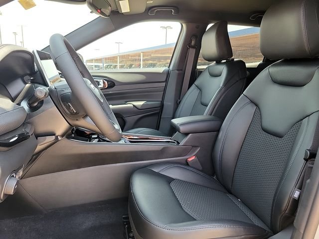 New 2026 Silver Zynith Metallic Clear-Coat Exterior Paint Jeep Latitude image 12