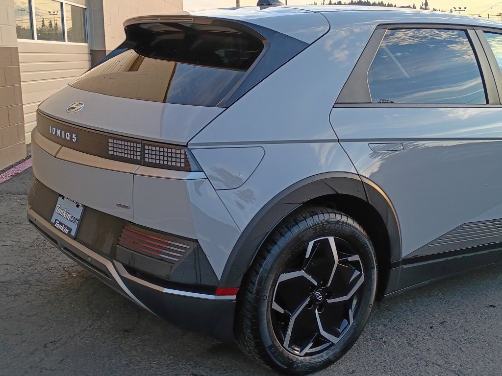 Used 2023 Cyber Gray Hyundai SE image 5