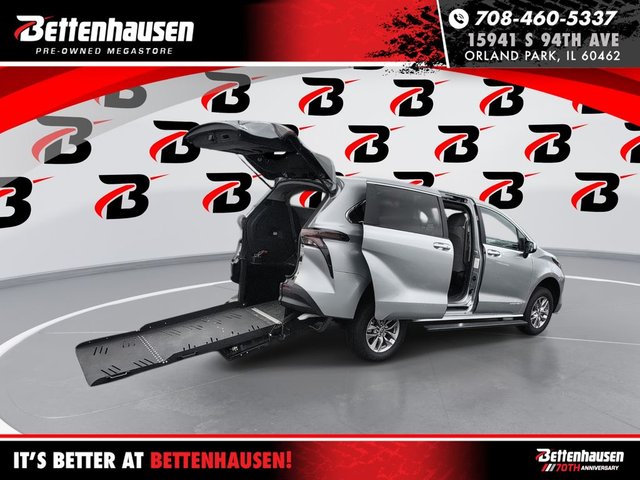 Pre-Owned 2024 Toyota Sienna LE 4D Passenger Van