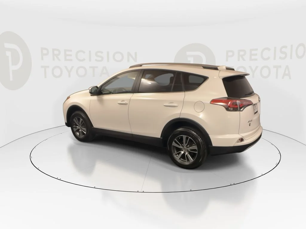 Used 2018 Super White Toyota XLE image 13