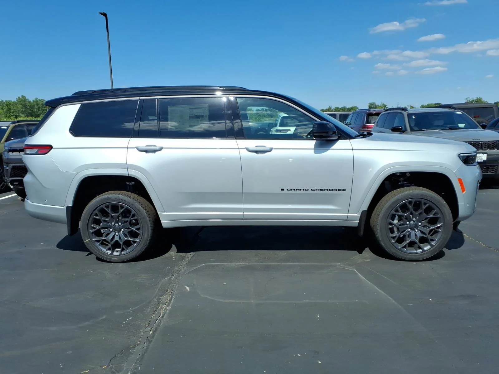 New 2026 Silver Zynith Exterior Paint Jeep Summit image 19