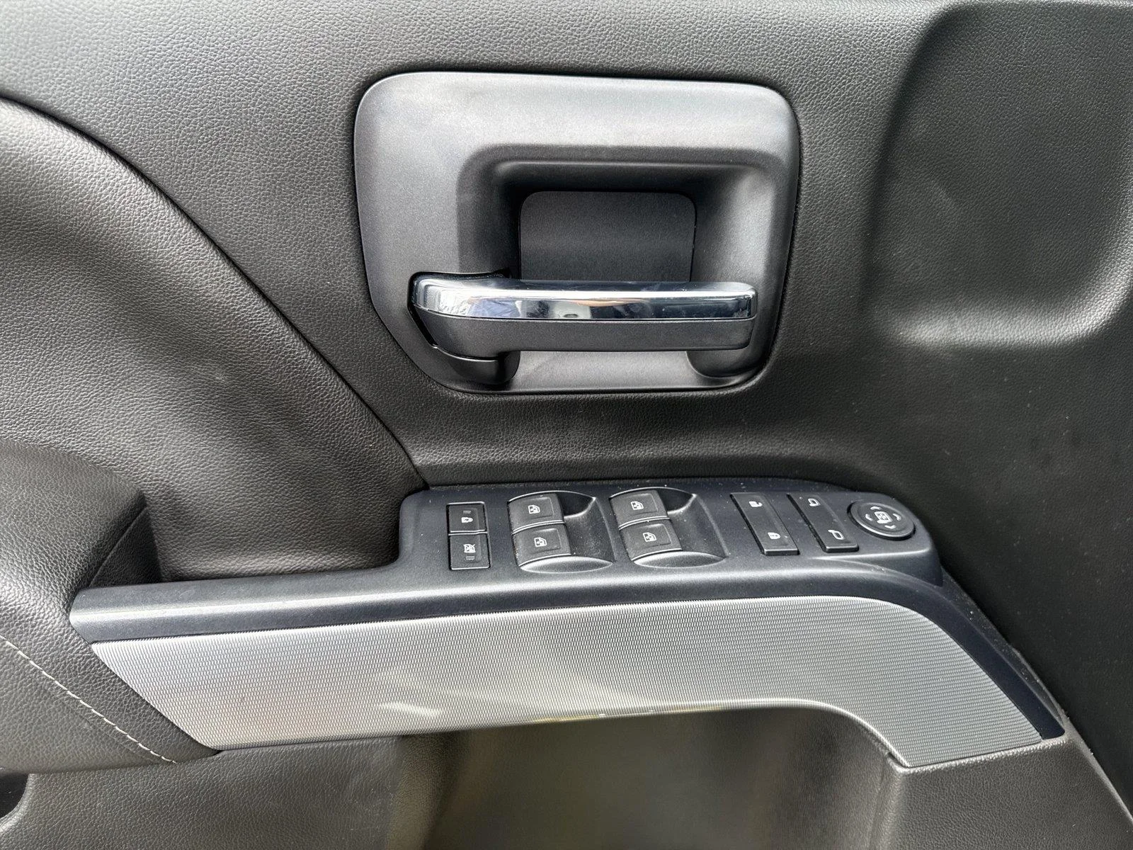 Used 2018 SUMMIT WHITE Chevrolet LT image 16