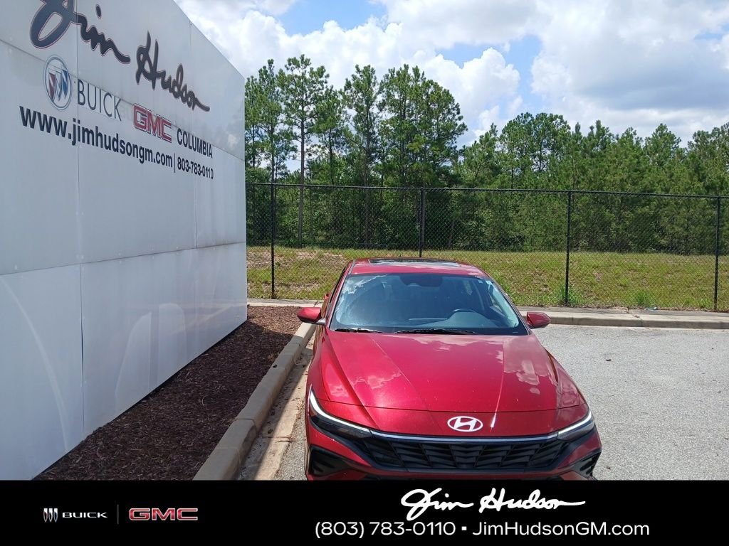 Used 2025 Red Hyundai SEL Convenience image 3