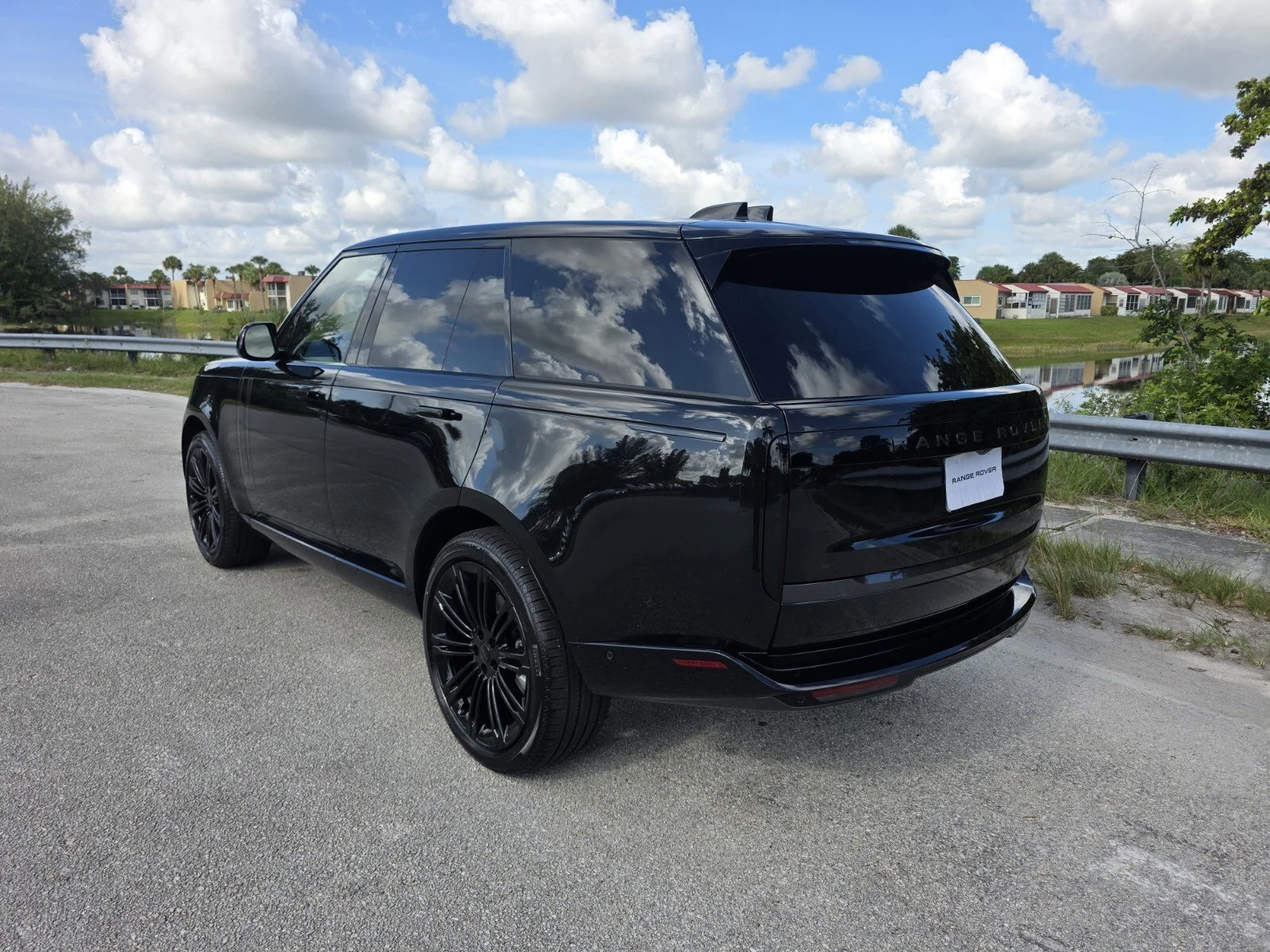 New 2026 Santorini Black Metallic Land Rover P400 SE image 2