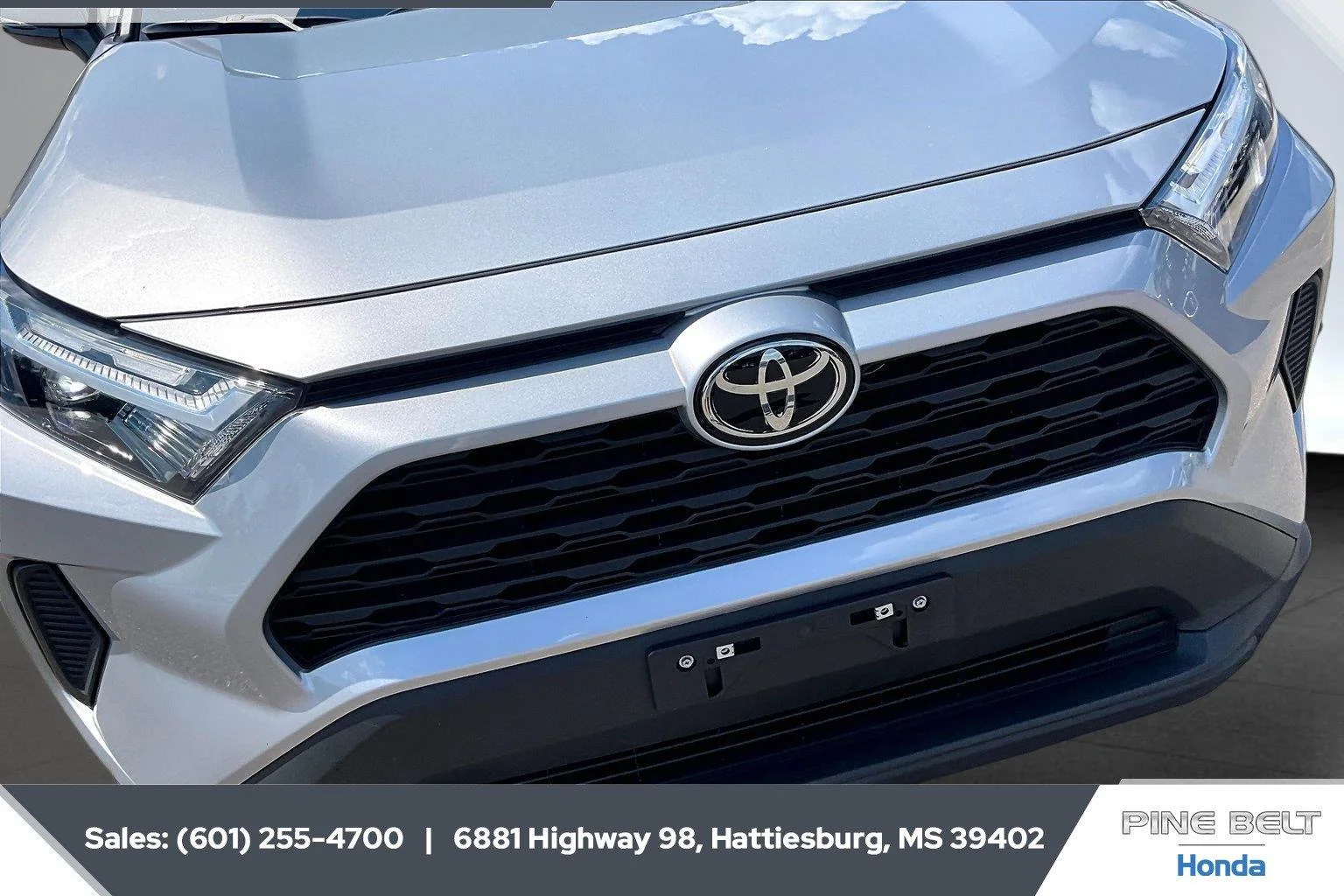Used 2025 Silver Sky Metallic Toyota XLE image 22