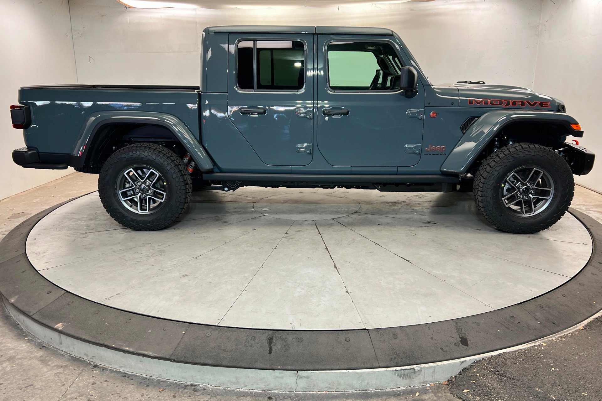 New 2026 Anvil Clear-Coat Exterior Paint Jeep Mojave X image 7