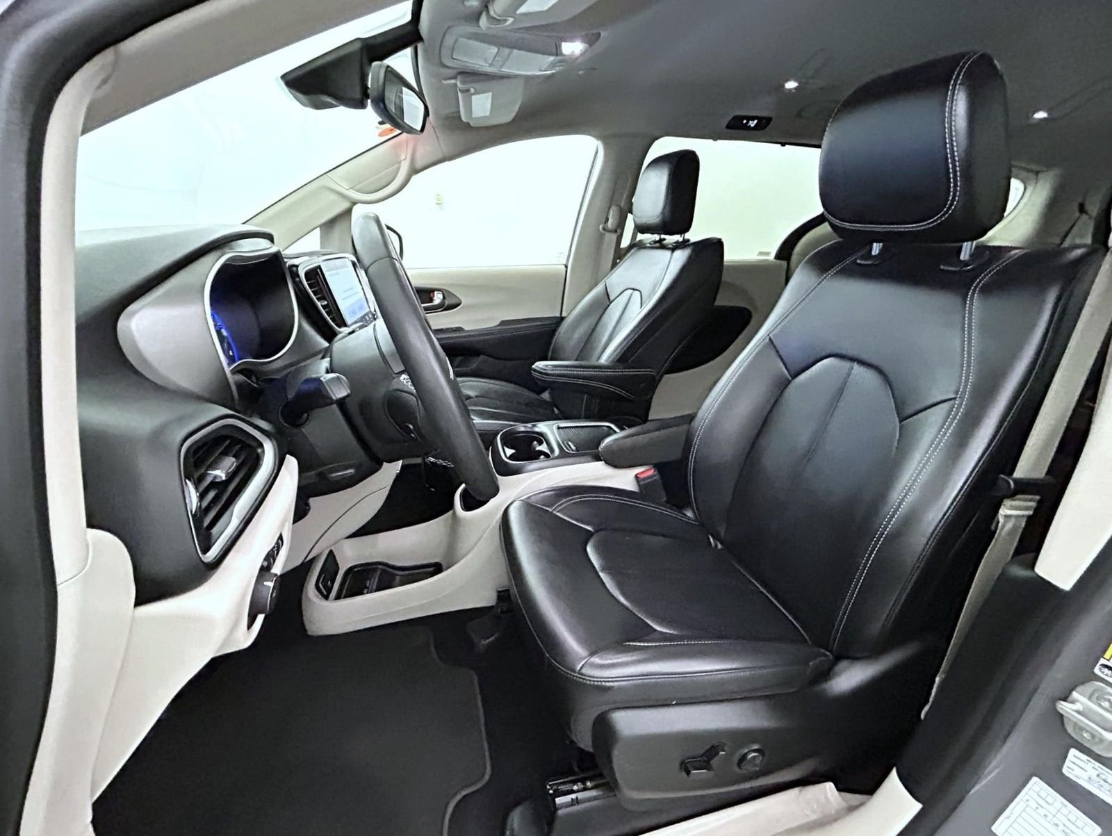 Used 2023 White Chrysler Touring L image 10