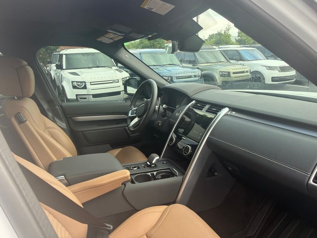 Used 2024 White Land Rover Dynamic SE image 12