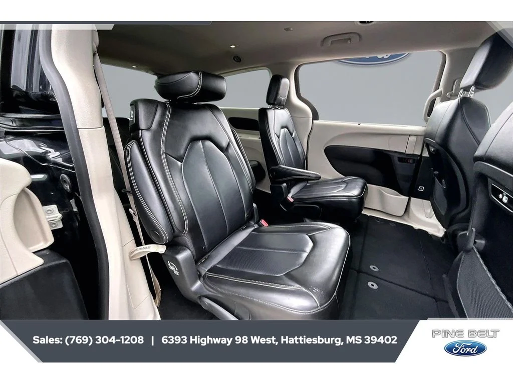 Used 2023 Brilliant Black Crystal Pearlcoat Chrysler Touring L image 21
