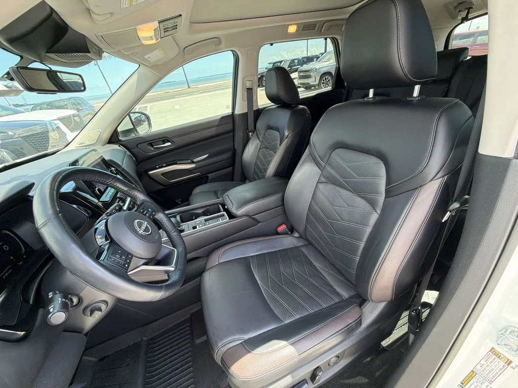 Used 2024 White Nissan Platinum image 26
