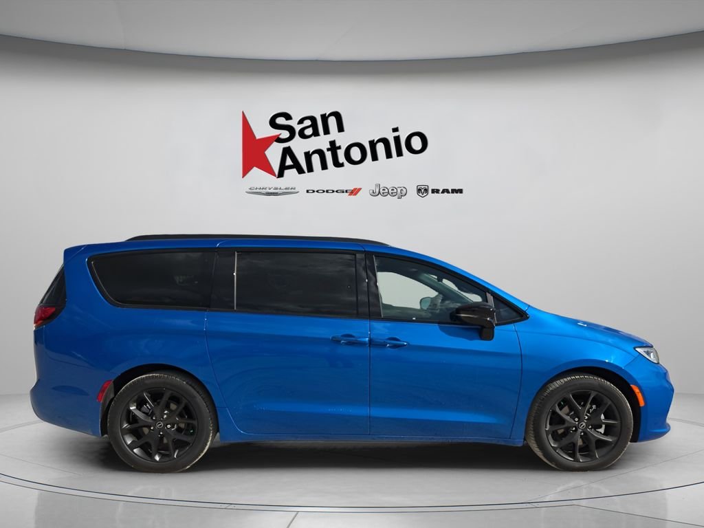 New 2026 Hydro Blue Pearl-Coat Exterior Paint Chrysler Select image 16
